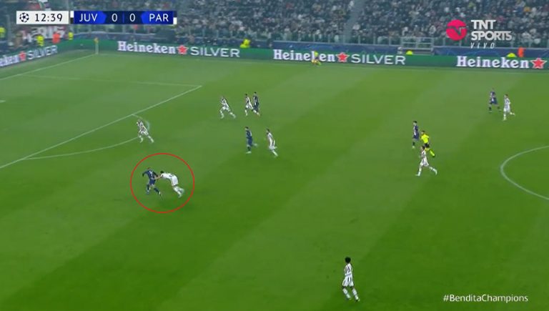 Video: el golazo de Kylian Mbappé tras humillar a un defensor que le jalaba la camiseta
