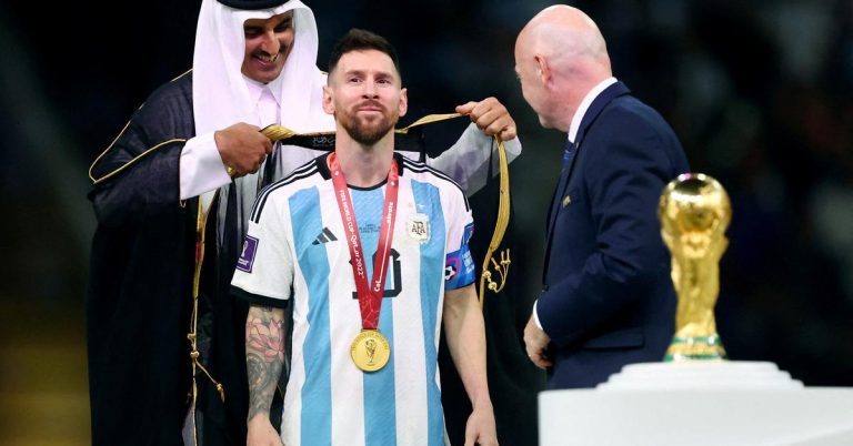 ¿Por qué el Emir de Qatar le puso una túnica a Messi antes de levantar la Copa?