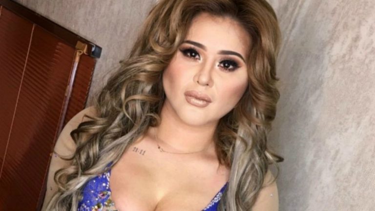 Gomita sorprende al reaparecer irreconocible y con nueva figura en sesión de fotos navideña