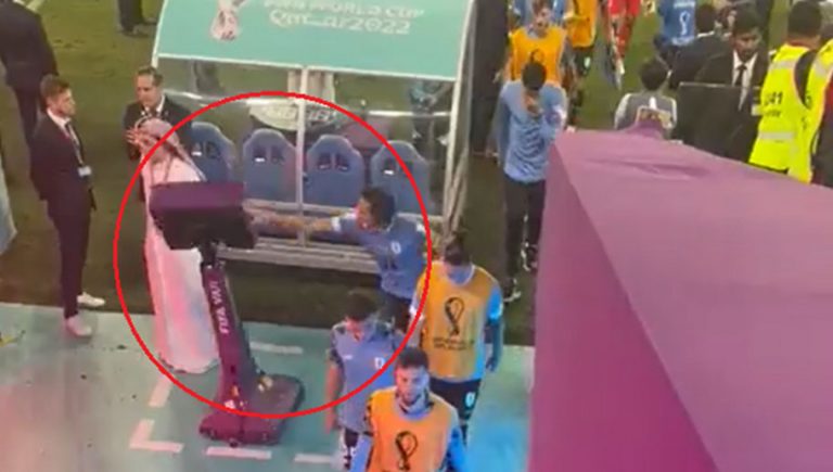 Video: Cavani estalla tras eliminación y destruye la pantalla del VAR