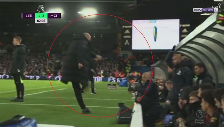 Video: Guardiola se enoja y patea una botella de agua a la banca contraria