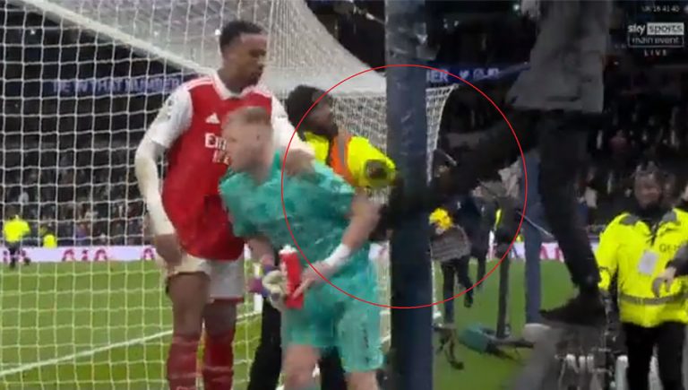 Video: hincha de Tottenham patea al portero del Arsenal