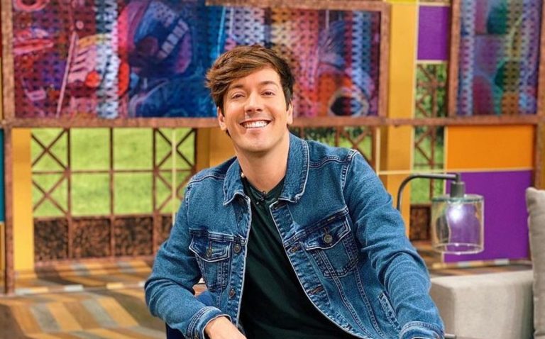 FOTO: Roger González se somete a radical cambio de look tras salida de VLA
