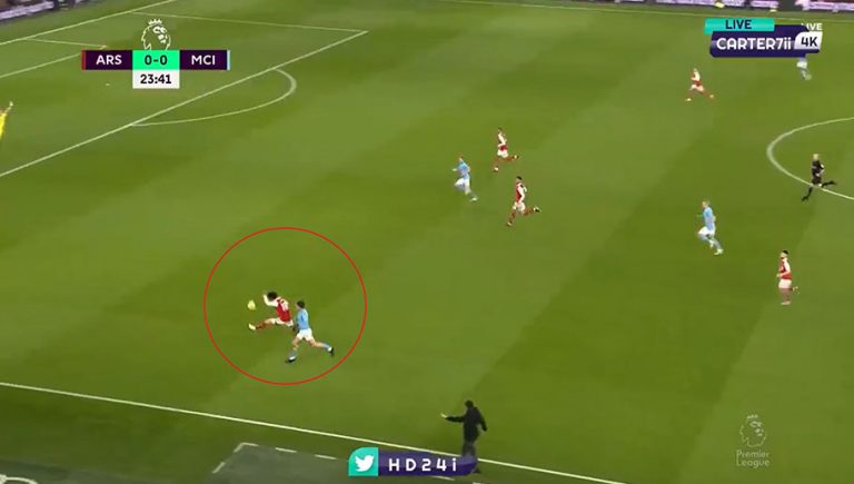 Video: el oso del año que podría costar la Premier al Arsenal