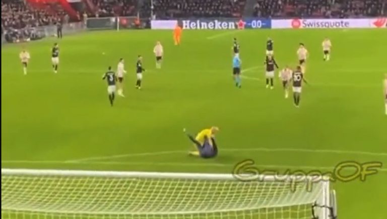 Video: portero del Sevilla somete a aficionado que había saltado a la cancha a agredirlo