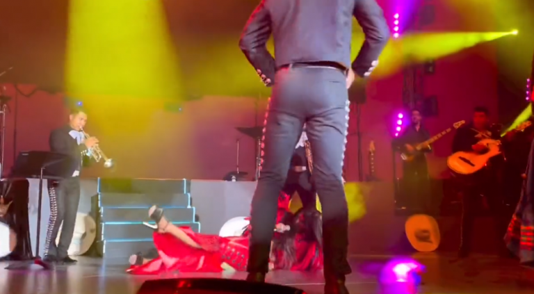 VIDEO: Ana Bárbara sufre aparatosa caída en pleno concierto