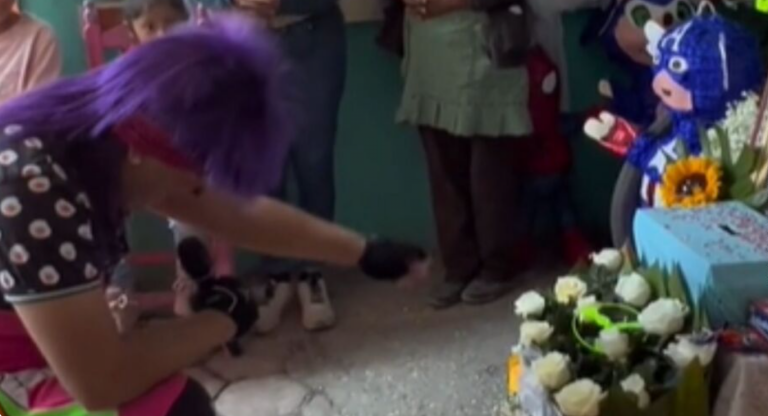 VIDEO: Payasito rompe en llanto al darse cuenta que fue contratado para el funeral de un niño
