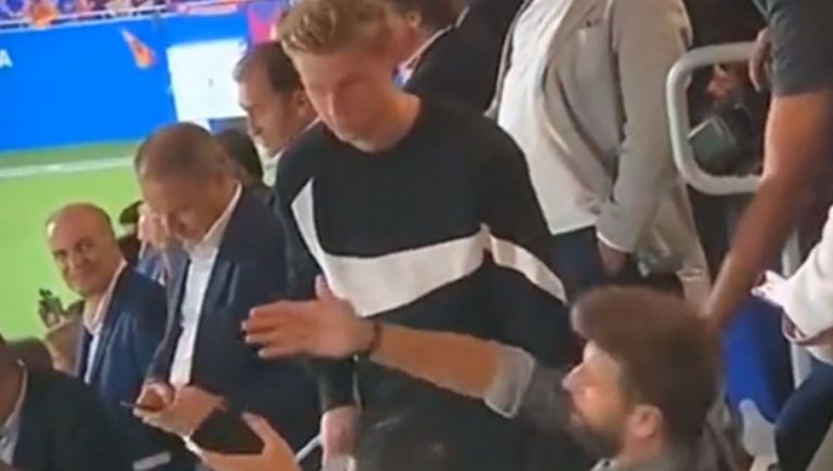 Video: el horrible gesto de Gerard Piqué a Frenkie de Jong y su esposa en el estadio