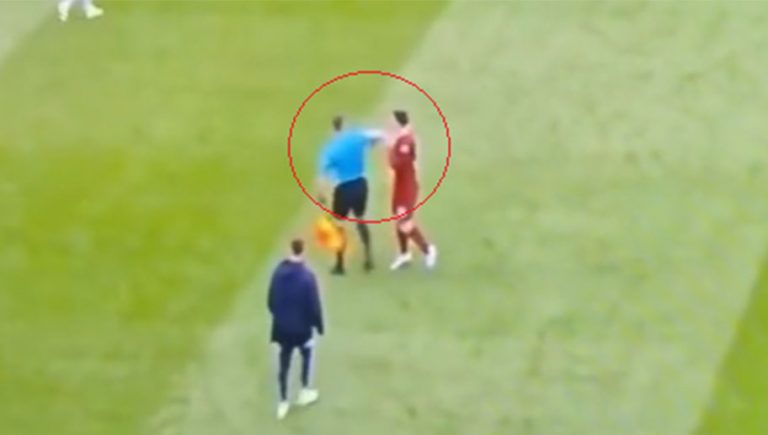 Video: árbitro asistente proporciona codazo a Robertson del Liverpool