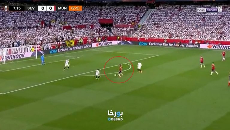 Video: Harry Maguire comete el oso del año y regala un gol al Sevilla