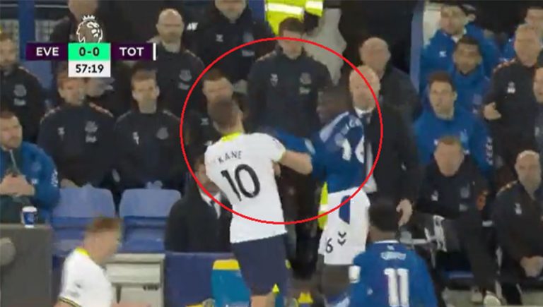 Video: Doucouré pierde la cabeza y golpea a Harry Kane en pleno partido