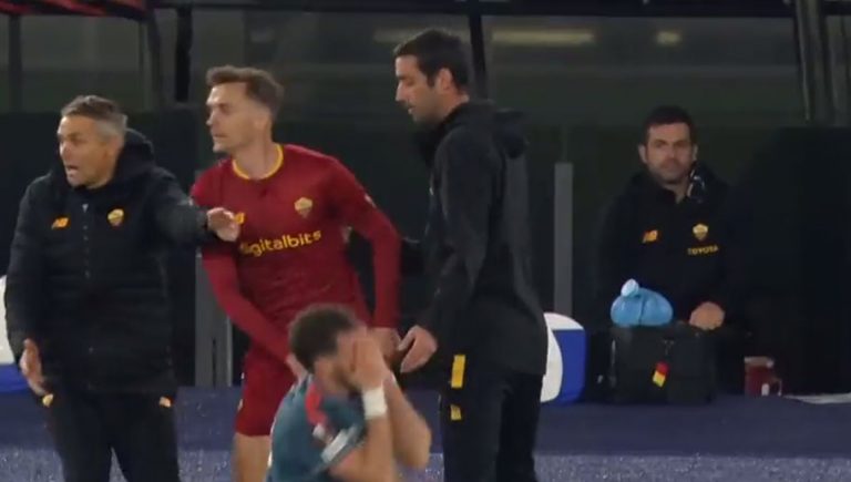 Video: Santiago Giménez es agredido por el asistente de Mourinho