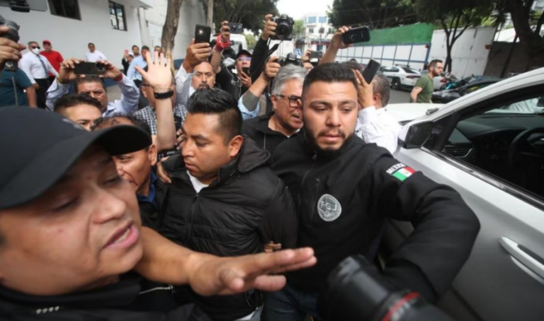 VIDEO: Personas golpean a Sergio “N”, sujeto que arrojó a perrito en aceite hirviendo en Tecámac