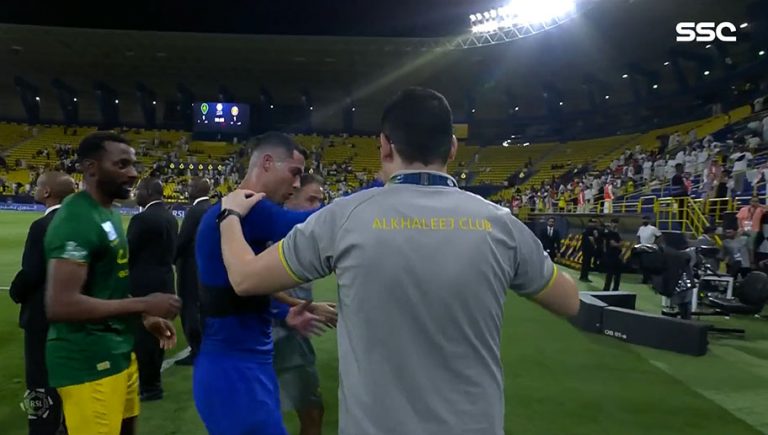 Video: le pide una foto a Cristiano Ronaldo y recibe tremendo empujón