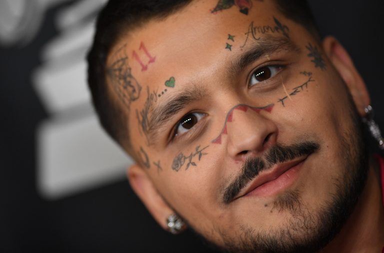 Así luce el rostro de Christian Nodal a meses de empezar a quitarse los tatuajes