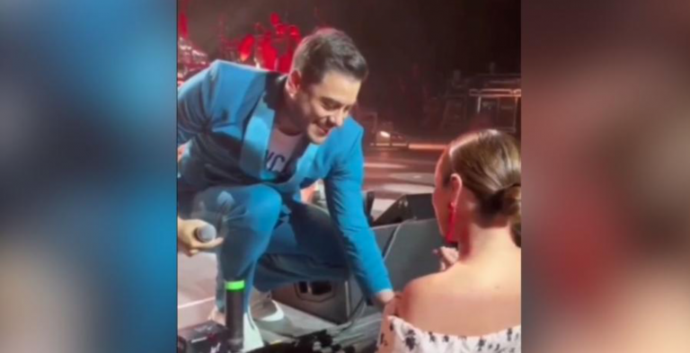 VIDEO: Cyn Rodríguez rompe en llanto en pleno concierto de Carlos Rivera