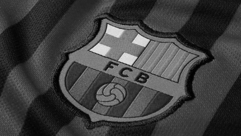 El FC Barcelona modifica su escudo para la siguiente temporada