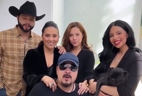 Despiden a mesero que exhibió a Pepe Aguilar y su familia por dejar “miserable” propina