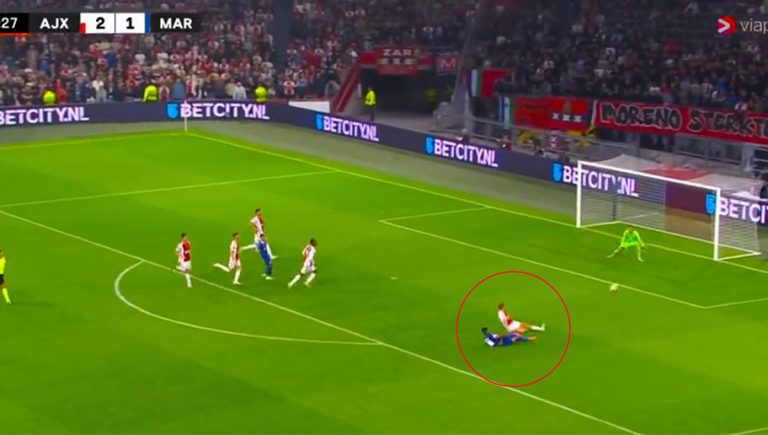 Video: Aubameyang se resbala y le sale un golazo impresionante