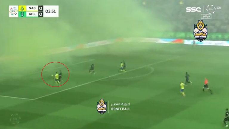 Video: Cristiano marca un gol que no se ve por el humo de la cancha