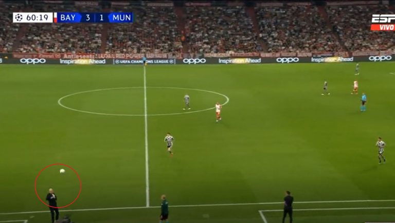 Video: Ten Hag intenta ir por el balón y termina protagonizando el oso de la jornada