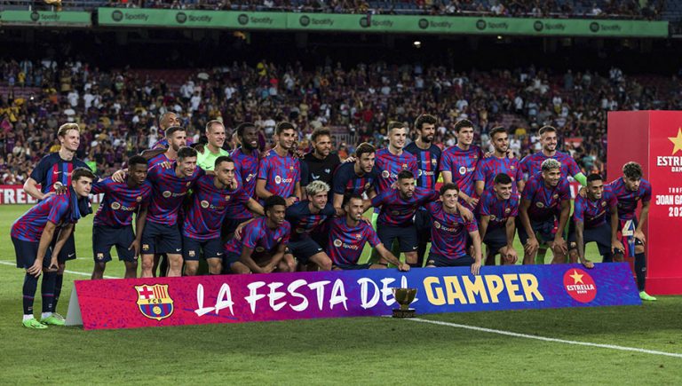 Ex figura del FC Barcelona se ríe en el minuto de silencio y enfrenta terrible castigo