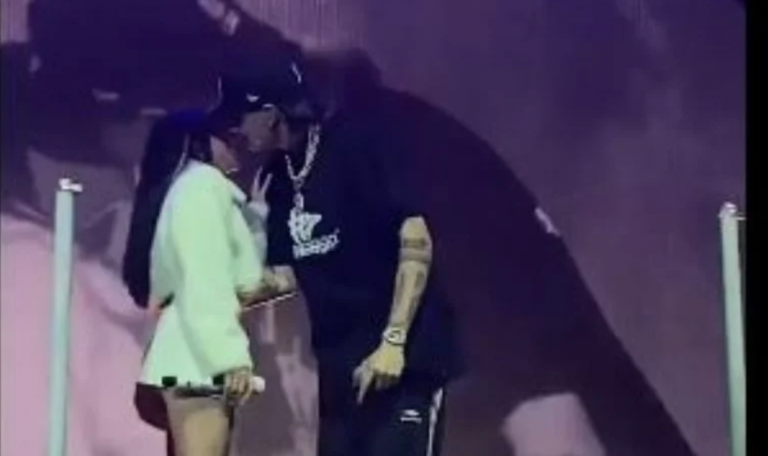 VIDEO: Peso Pluma y Nicki Nicole confirman su romance en pleno concierto