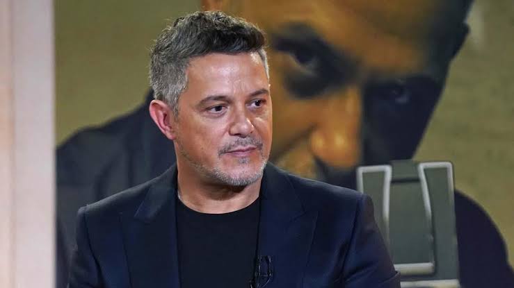 Alejandro Sanz podría pasar dos años en la cárcel; lo buscan las autoridades