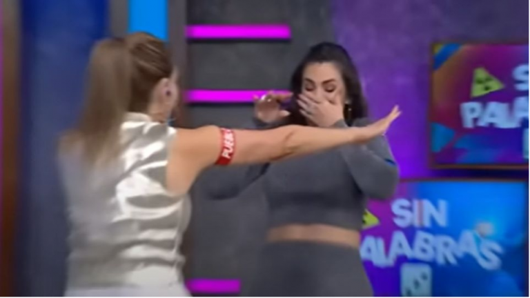 VIDEO: Flor Rubio golpea en la cara a Luz Elena González en pleno programa