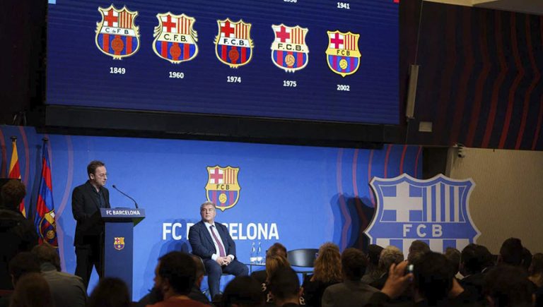 El Barça presenta su nuevo escudo para la siguiente temporada