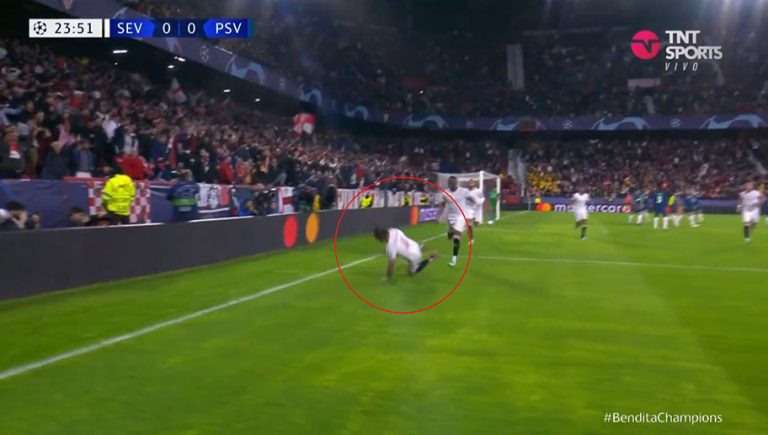 Video: Sergio Ramos tropieza y casi se lesiona en el festejo de su gol ante el PSV