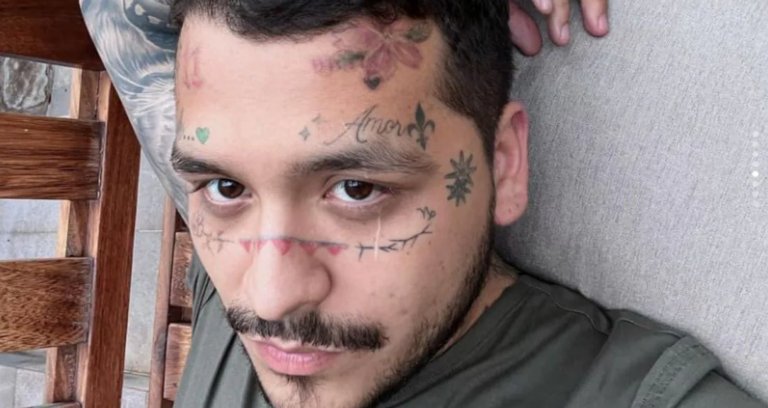 FOTO: Christian Nodal ya casi elimina los tatuajes de su rostro; así lo presumió