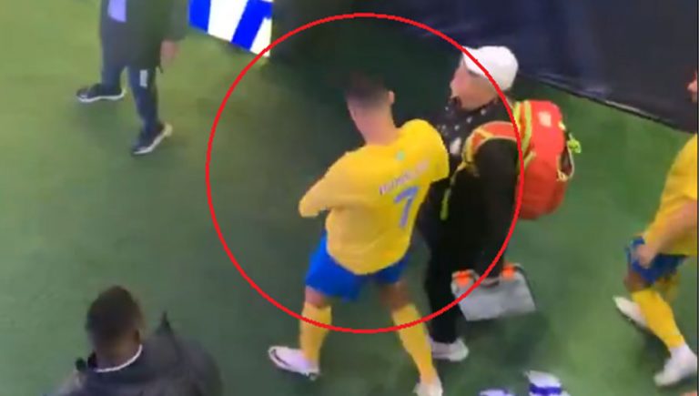 Video: el obsceno gesto de Cristiano Ronaldo con la camiseta de un hincha