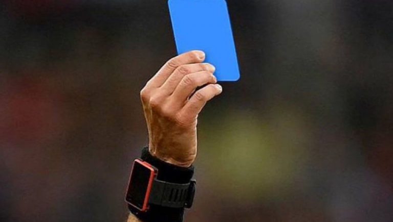 La IFAB confirma la nueva tarjeta azul para los partidos de fútbol